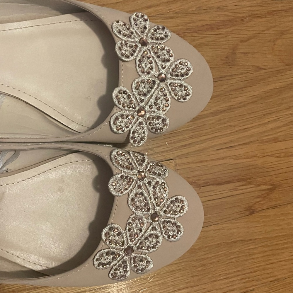 Dollhouse beige flats with beaded flowers